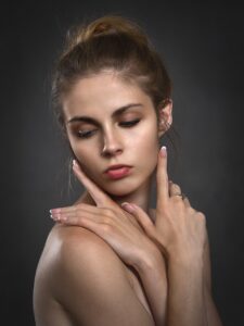閉経後の乾燥肌を改善するための食事と睡眠のポイントは？